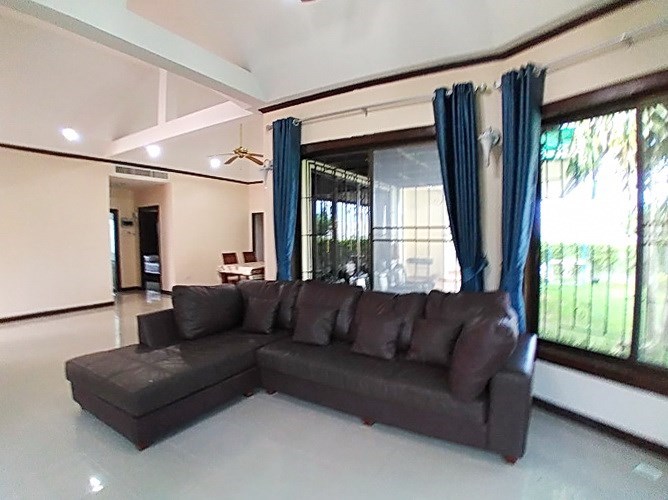 House for rent East Pattaya showing the open plan living area 
