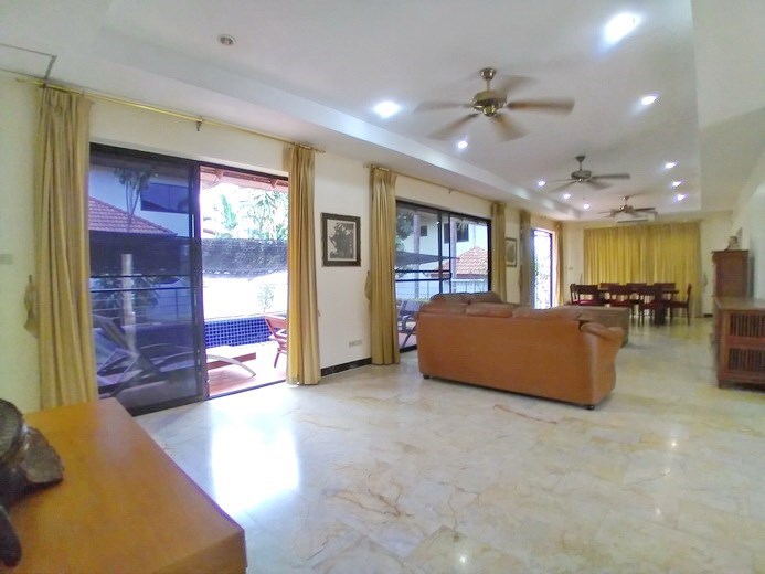House for rent East Pattaya showing the open plan living area 