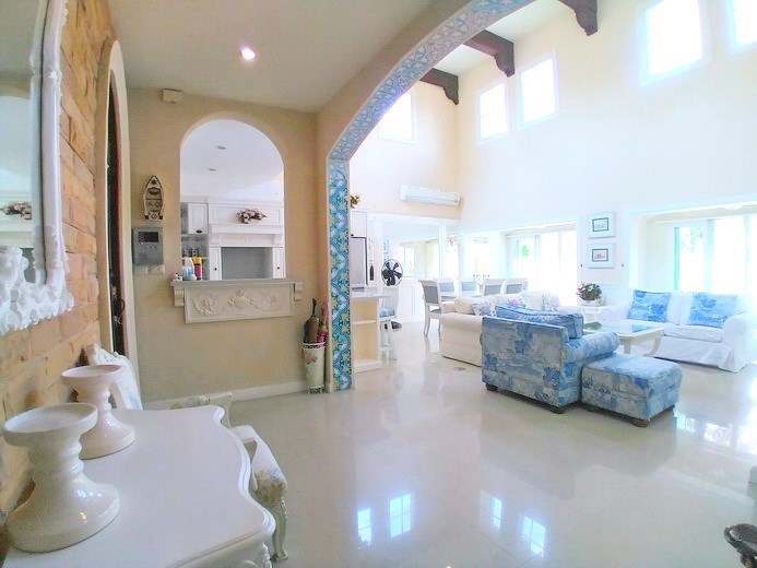 House for rent East Pattaya showing the open plan living area House for rent East Pattaya showing the open plan living area