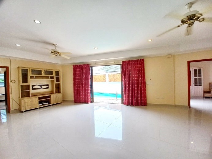 House for rent East Pattaya showing the open plan living area House for rent East Pattaya showing the open plan living area