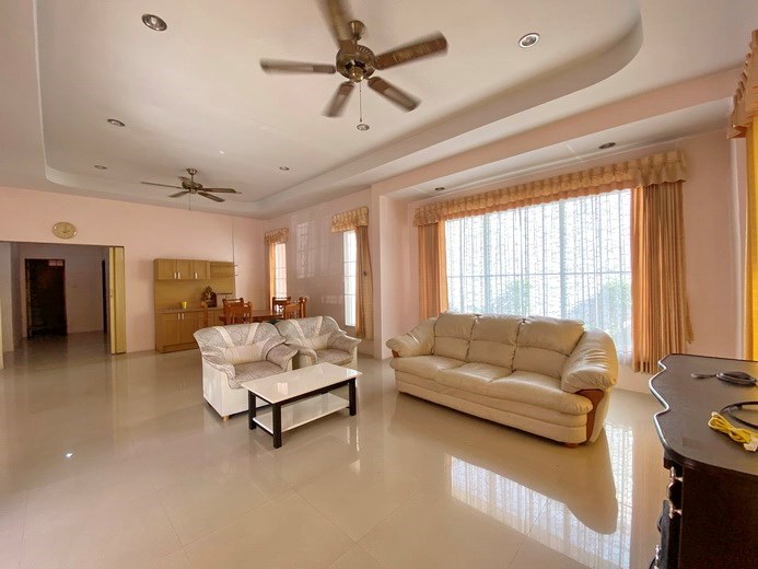 House for rent East Pattaya showing the open plan living area  