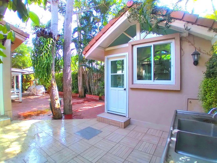 House for rent East Pattaya showing the outside kitchen and utility area House for rent East Pattaya showing the outside kitchen and utility area