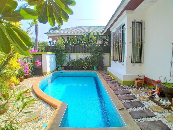 House for rent East Pattaya showing the pool 