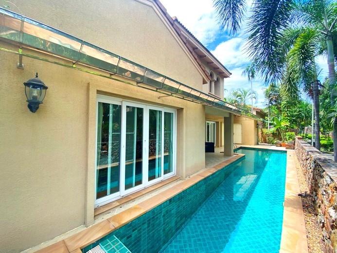 House for rent East Pattaya showing the pool