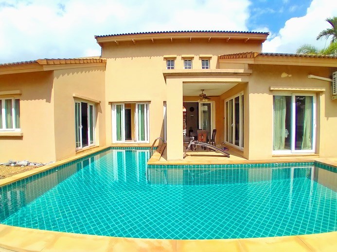 House for rent East Pattaya showing the pool and covered terraces House for rent East Pattaya showing the pool and covered terraces
