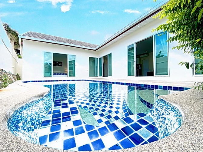 House for rent East Pattaya showing the pool and house 