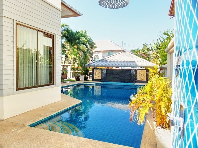 House for rent East Pattaya showing the pool and poolside shower 