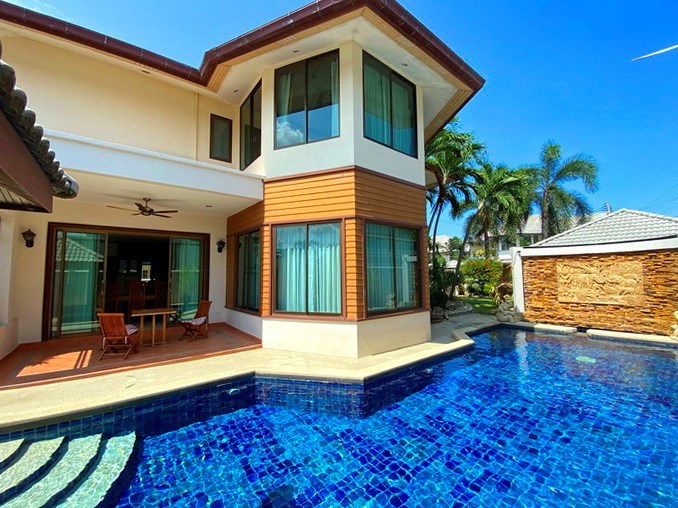 House for rent East Pattaya showing the pool and terrace 