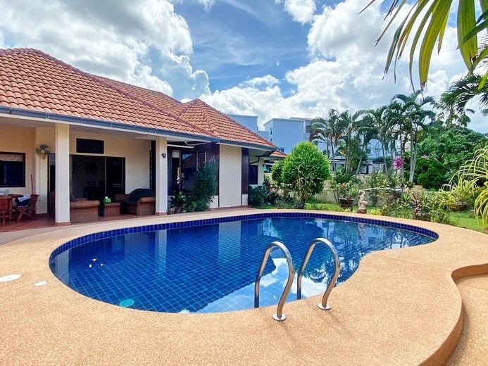 House for rent East Pattaya showing the pool and terrace 