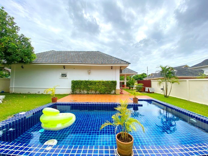 House for rent East Pattaya showing the pool and terrace 