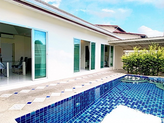 House for rent East Pattaya showing the pool, terrace and house 
