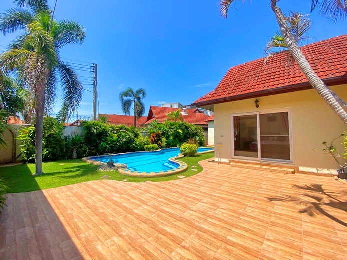 House for rent East Pattaya showing the poolside terrace 