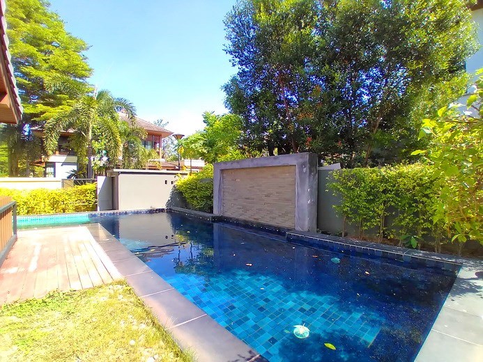 House for rent East Pattaya showing the pool and garden