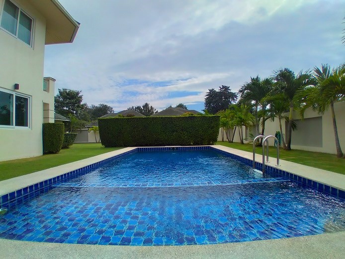 House for rent East Pattaya showing the private pool