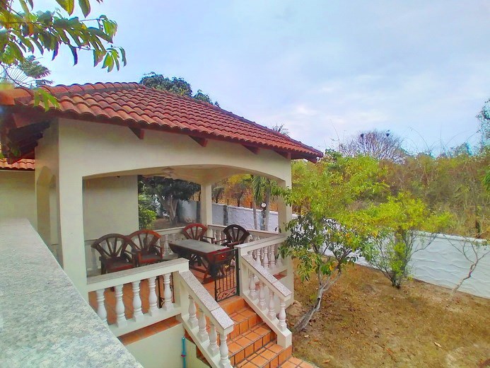 House for rent East Pattaya showing the sala and garden 