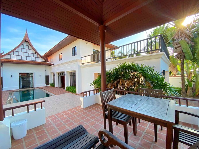 House for rent East Pattaya showing the sala and pool 