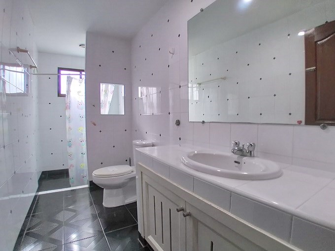 House for rent East Pattaya showing the second bathroom House for rent East Pattaya showing the second bathroom