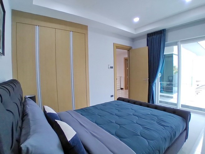 House for rent East Pattaya showing the second bedroom with balcony House for rent East Pattaya showing the second bedroom with balcony