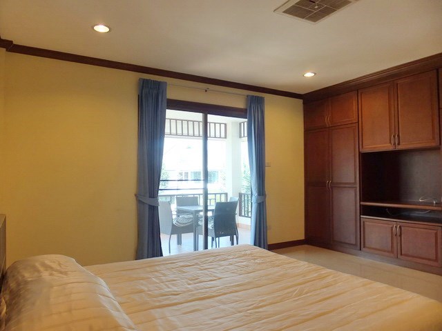 House for rent East Pattaya showing the second bedroom with built-in wardrobes 