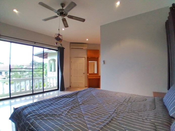 House for rent East Pattaya showing the second bedroom with balcony 