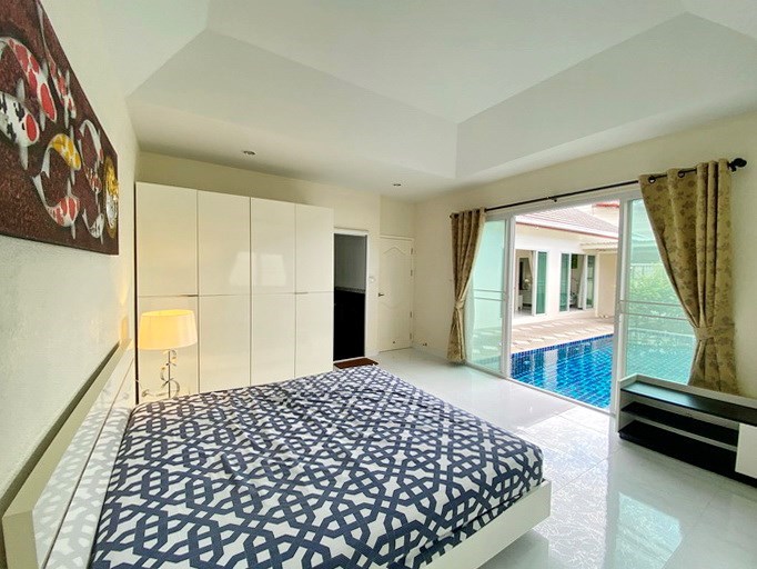 House for rent East Pattaya showing the second bedroom poolside 