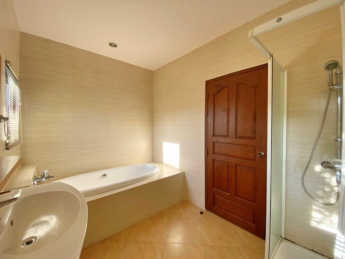 House for rent East Pattaya showing the second master bathroom