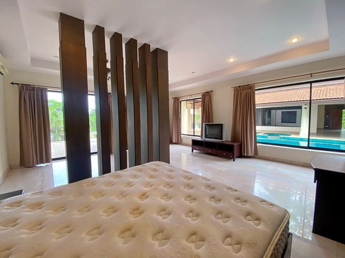 House for rent East Pattaya showing the second master bedroom with pool view 