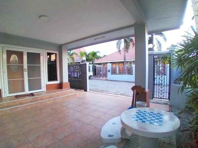 House for rent East Pattaya showing the terrace and carport 