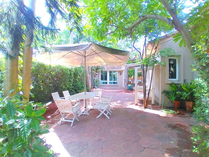 House for rent East Pattaya showing the terrace and garden House for rent East Pattaya showing the terrace and garden