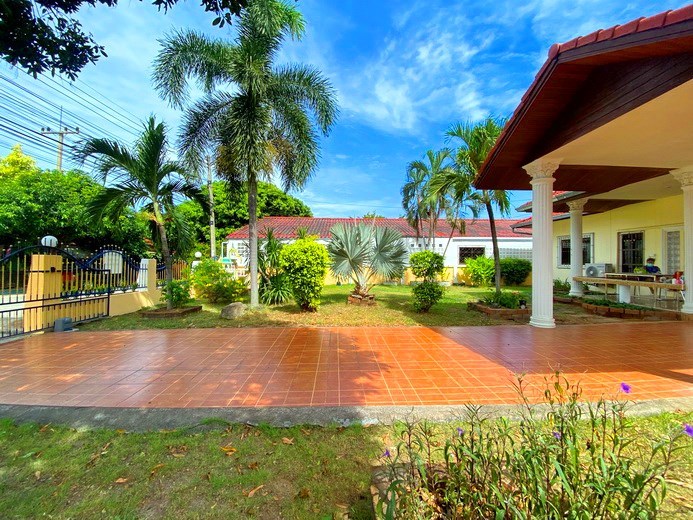 House for rent East Pattaya showing the terrace and garden 