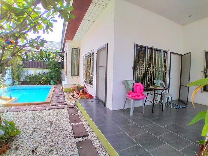 House for rent East Pattaya showing the terrace and pool 