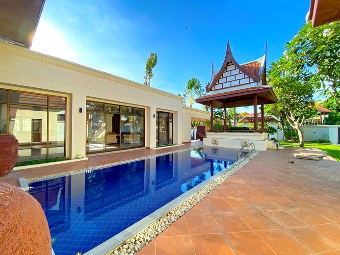 House for rent East Pattaya showing the terrace and pool  