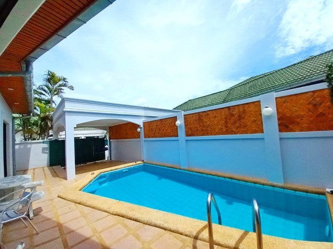 House for rent East Pattaya showing the terrace and pool House for rent East Pattaya showing the terrace and pool