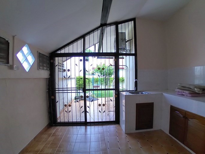 House for rent East Pattaya showing the outside Thai kitchen House for rent East Pattaya showing the outside Thai kitchen
