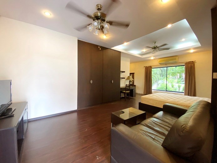 House for rent East Pattaya showing the large third bedroom suite 