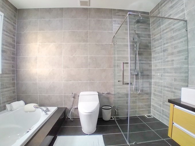 House for rent East Pattaya showing the master bathroom 