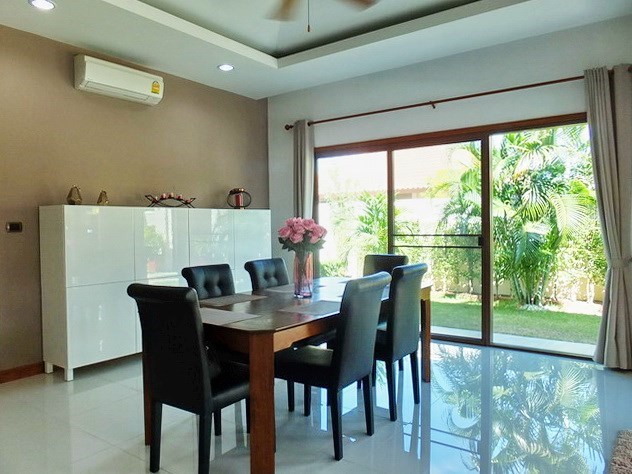 House for rent Huay Yai Pattaya showing the dining area with garden view 