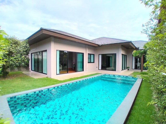 House for rent Huay Yai Pattaya showing the house, garden and pool 