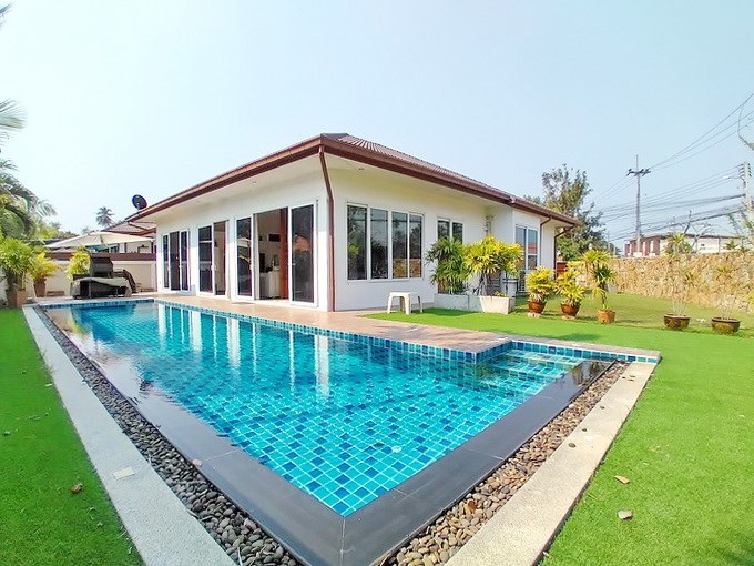 House for rent Huay Yai Pattaya showing the house, garden and pool House for rent Huay Yai Pattaya showing the house, garden and pool