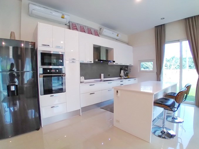 House for rent Huay Yai Pattaya showing the kitchen and breakfast bar House for rent Huay Yai Pattaya showing the kitchen and breakfast bar