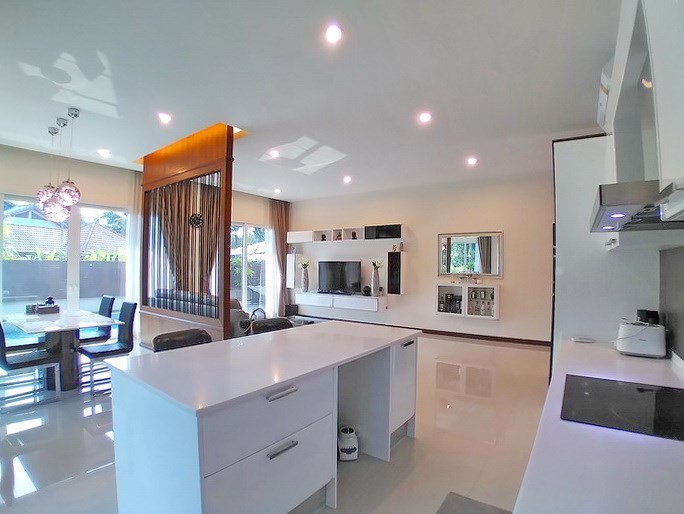 House for rent Huay Yai Pattaya showing the kitchen, dining and living areas 