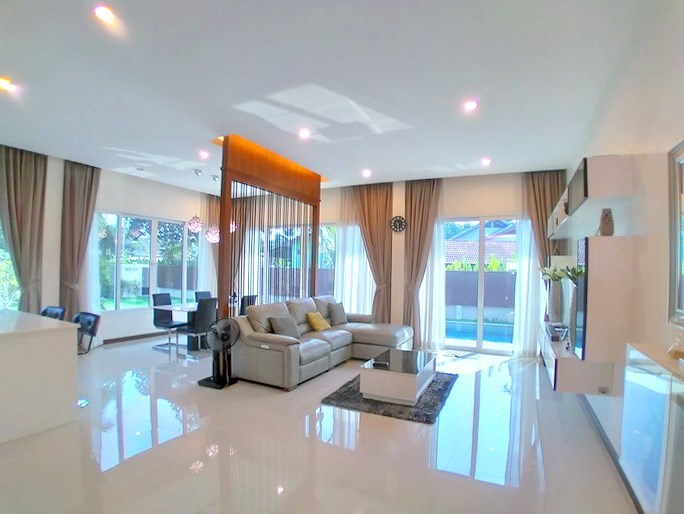 House for rent Huay Yai Pattaya showing the living and dining areas House for rent Huay Yai Pattaya showing the living and dining areas