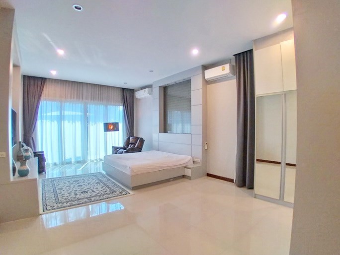 House for rent Huay Yai Pattaya showing the master bedroom House for rent Huay Yai Pattaya showing the master bedroom