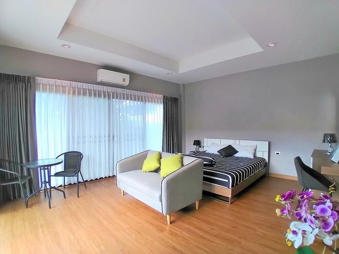 House for rent Huay Yai Pattaya showing the master bedroom