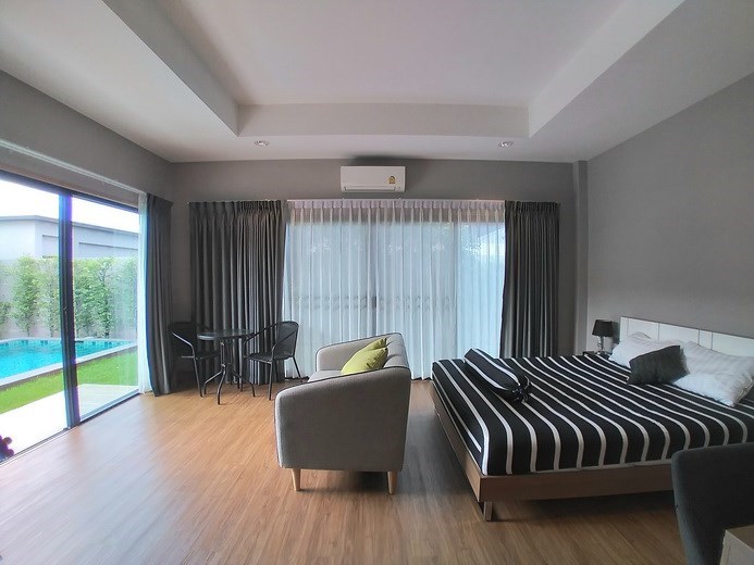 House for rent Huay Yai Pattaya showing the master bedroom pool view 