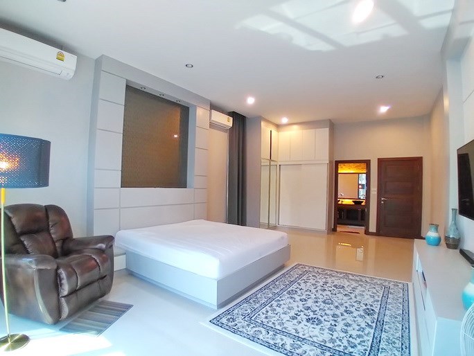 House for rent Huay Yai Pattaya showing the master bedroom suite 