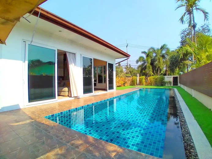 House for rent Huay Yai Pattaya showing the pool and poolside terrace House for rent Huay Yai Pattaya showing the pool and poolside terrace
