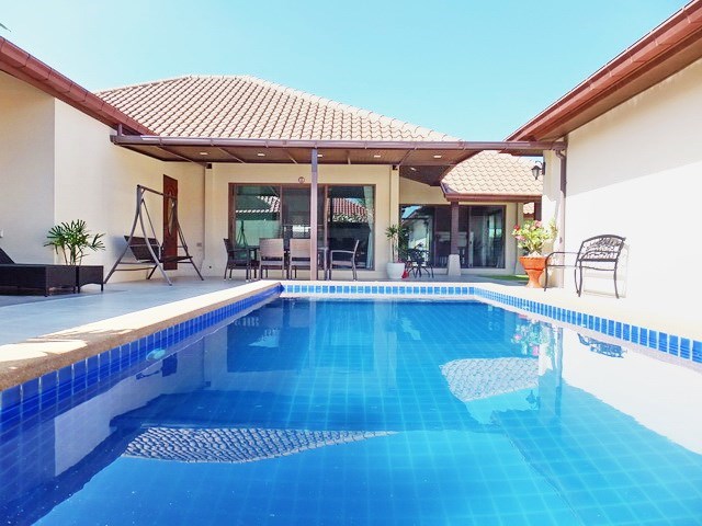 House for rent Huay Yai Pattaya showing the pool and covered terrace 