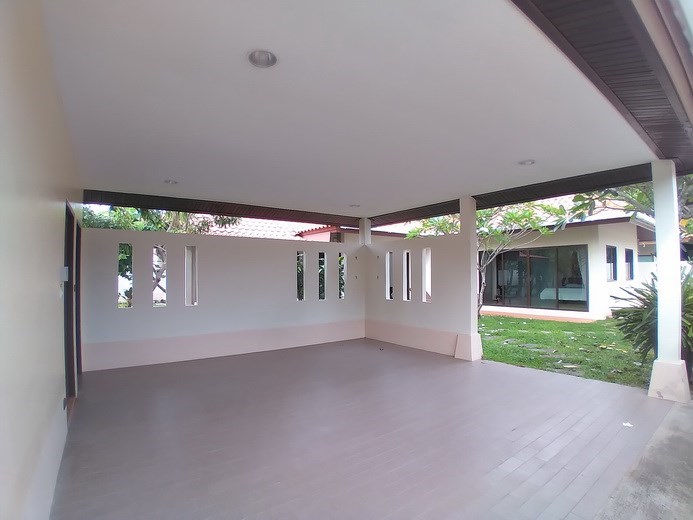 House for rent Huay Yai showing the carport 