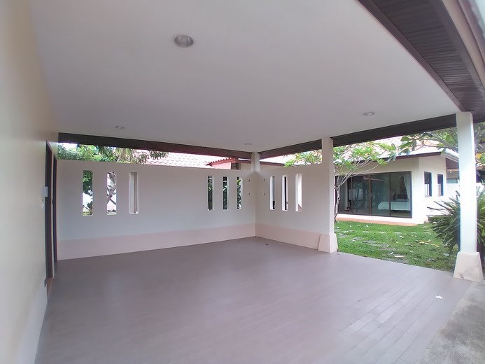 House for rent Huay Yai showing the carport House for rent Huay Yai showing the carport